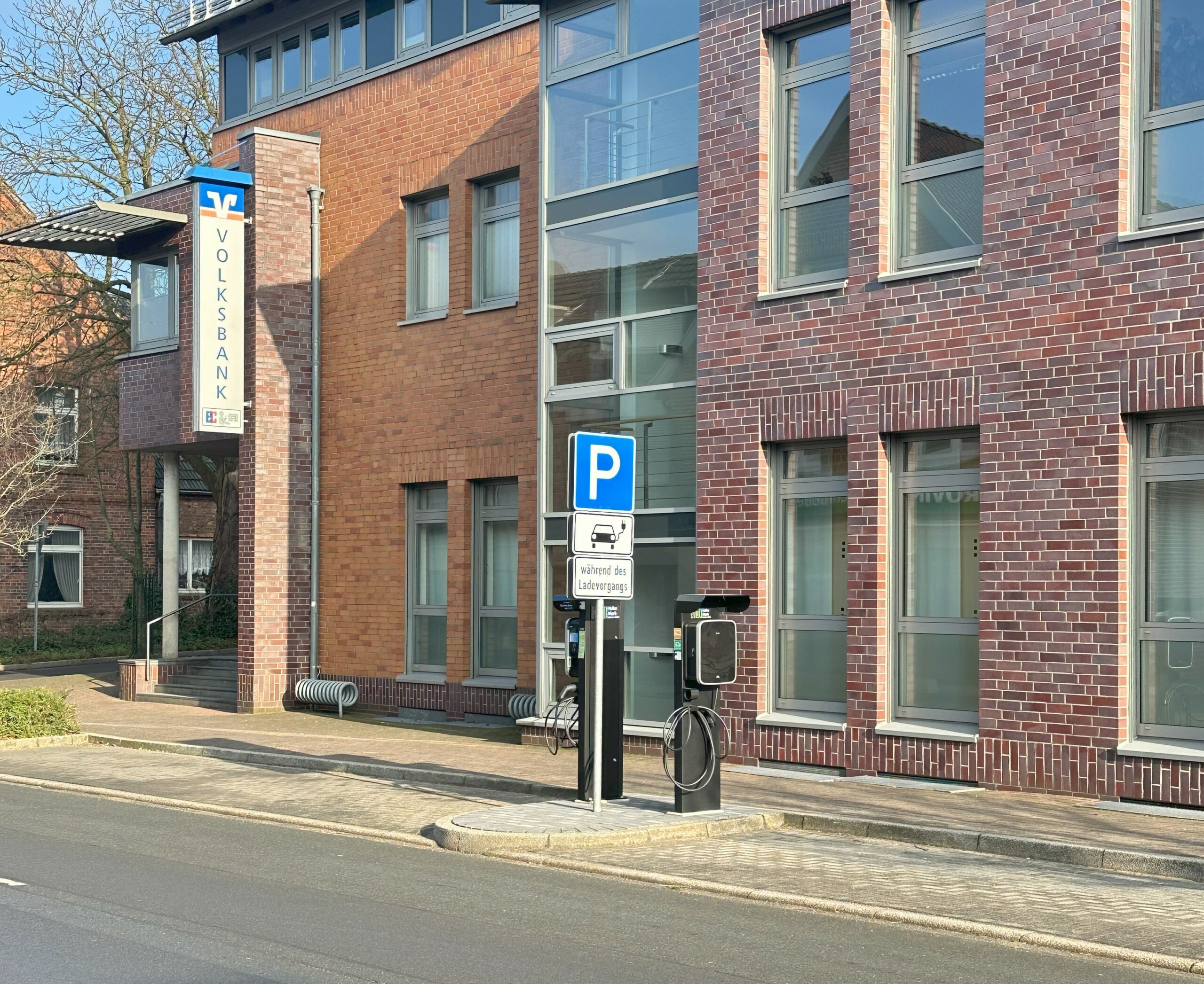 Das Bild zeigt die neue E-Ladesäule der Hohe Mark Energie GmbH in Lembeck vor der Volksbank in der Hohen Mark eG